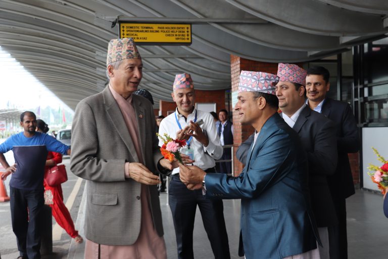 विमानस्थल भन्सारमा अर्थमन्त्रीको निरीक्षण, मालवस्तुको समयमै निकासी र लिलामी गर्न निर्देशन