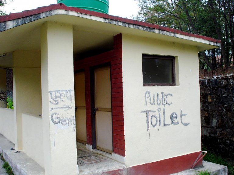 सार्वजनिक शौचालय भवनमा पसल सञ्चालन