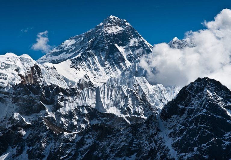 बढ्न थाले पर्वतारोही, ४७ देशका ३९५ आरोहीले लिए अनुमति