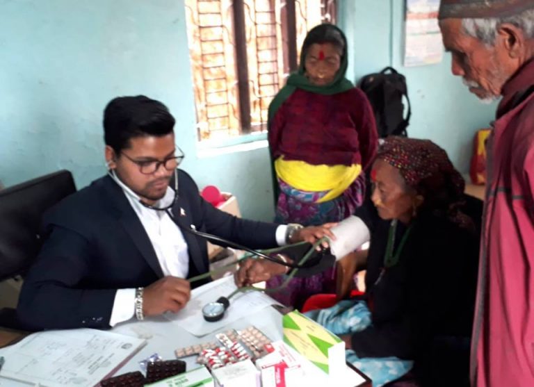 गोरखामा  ८० वर्ष भन्दा माथिमा ज्येष्ठ नागरिकलाई घरमै स्वास्थ्य सेवा