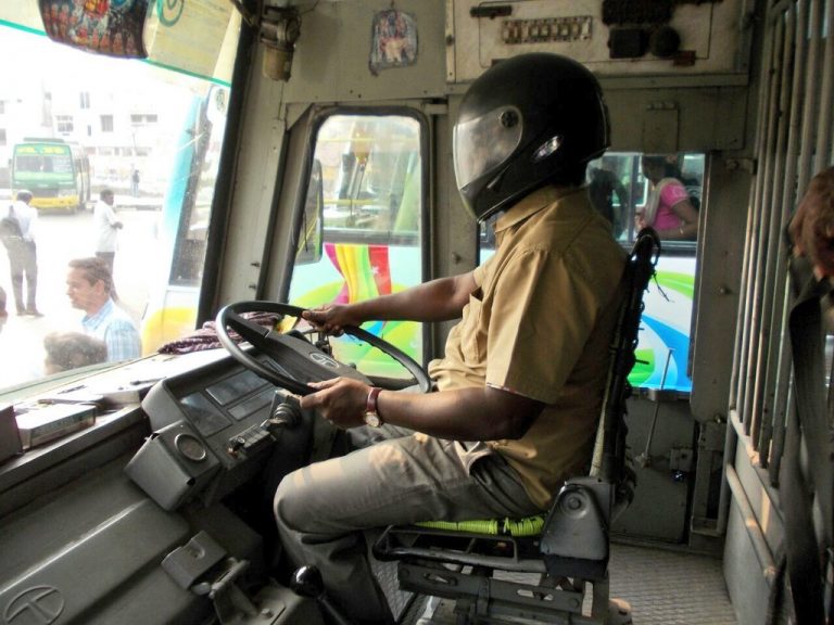 हेलमेट नलगाएको भन्दै पुलिसले बस चालकलाई काट्यो पूर्जी