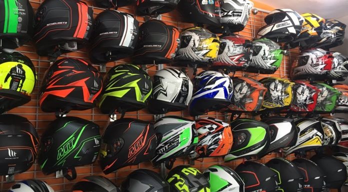 हेलमेटको व्यापार: अनलाइन सपिङको कारण पसलमै गएर किन्ने ग्राहक घटे