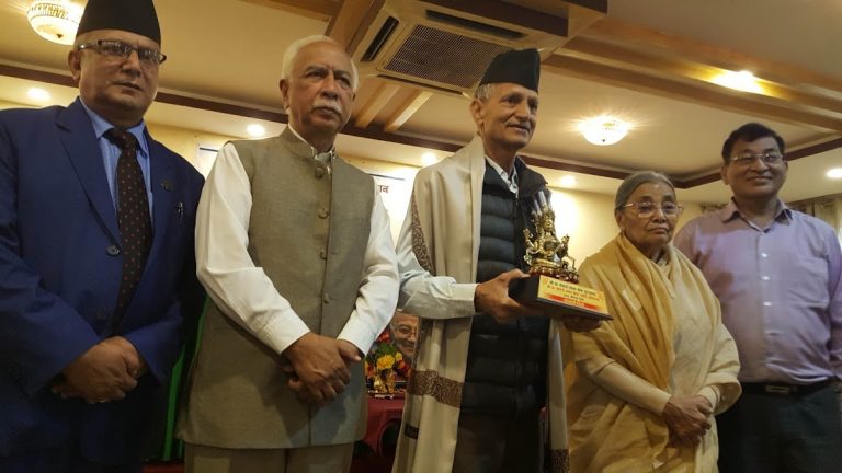 ईश्वरीलाल श्रेष्ठ स्मृति प्रतिष्ठानको सम्मान डा. अग्रवाललाई