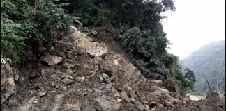 शाखा सडका कारण मुख्य राजमार्ग जोखिममा