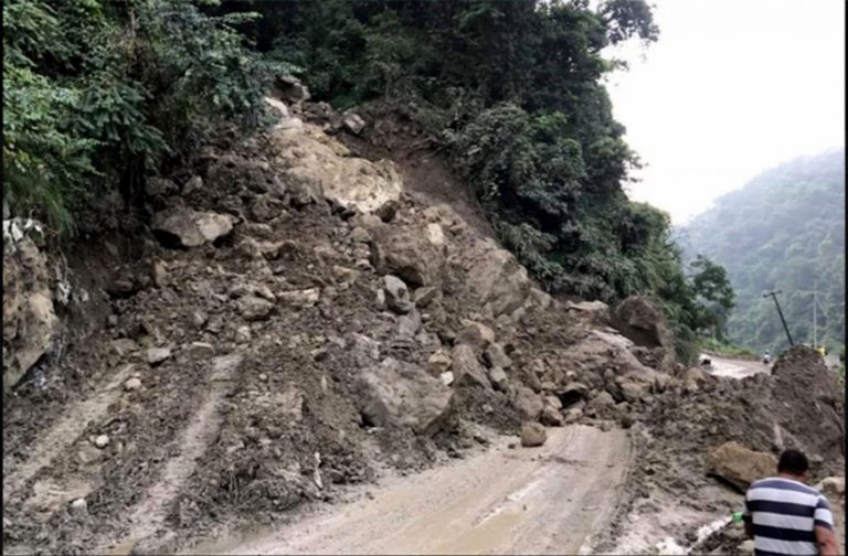 शाखा सडका कारण मुख्य राजमार्ग जोखिममा