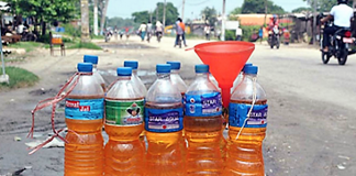 घरघरै पेट्रोल बिक्रीले गाउँ असुरक्षित, चोरीको डरले पेट्रोलसँगै सुत्छन् ब्यापारी