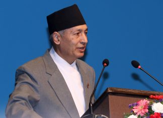 भारतीय समकक्षी निर्मला सितारमणसँग भेट्दै अर्थमन्त्री डा. खतिवडा