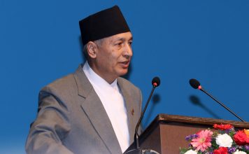 भारतीय समकक्षी निर्मला सितारमणसँग भेट्दै अर्थमन्त्री डा. खतिवडा