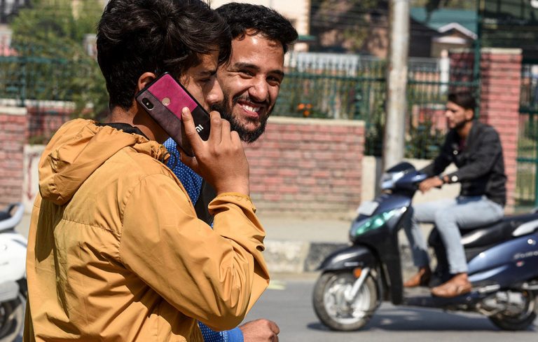 ७२ दिनपछि काश्मिरमा मोबाइल सेवा शुरु