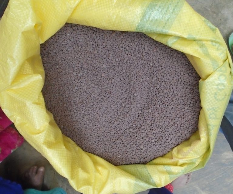 सीमावर्ती भारतीय बजारबाट ल्याईएको रसायनिक मलमा मिसावट