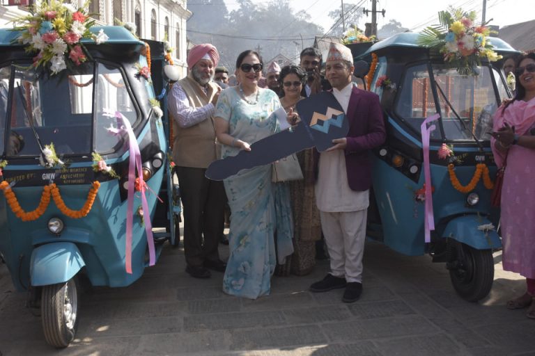 पशुपति क्षेत्र विकास कोषलाई दुई विद्युतीय सवारीसाधन हस्तान्तरण