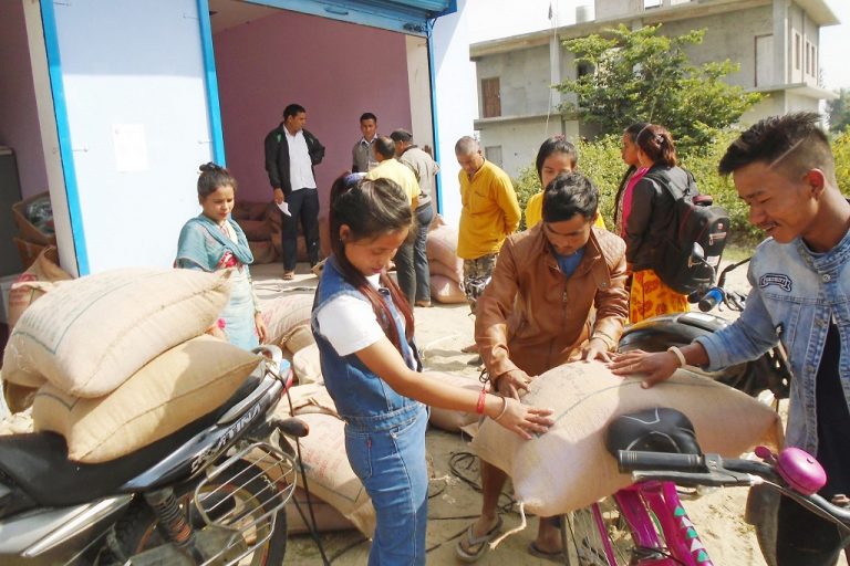 उत्पादन वृद्धि गर्ने उद्देश्यले किसानलाई गहुँको बीउ वितरण
