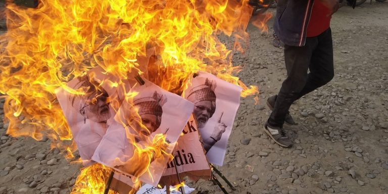 सीमाक्षेत्र माहाकालीमा ‘गो ब्याक इण्डिया’ भन्दै मोदीको पुत्ला दहन (फोटोफिचर)