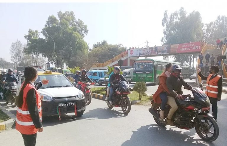 जोखिम मोल्दै पैदलयात्री: कपाल हल्लाउँदै, मोबाइल चलाउँदै, बाटो काट्दै