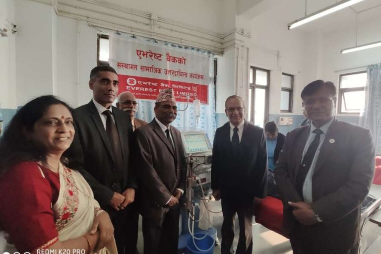 एभरेष्ट बैंकद्वारा मनिपाल अस्पताललाई हेमोडायलेसिस् मेसिन हस्तान्तरण