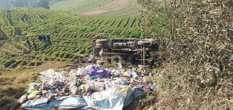 फोहोर बोकेर जाँदै गरेको टिपर दुर्घटना,दुई जनाको मृत्यु
