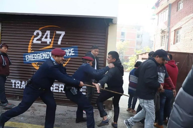 रंगशालाको गेट बाहिर नारावाजी, दर्शकमाथि बज्रियो प्रहरीको लाठी