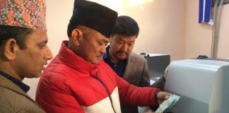 ८ लाखले अझै पाएनन स्मार्ट लाइसेन्स, छपाइ अनुगमनमा पुगे मन्त्री