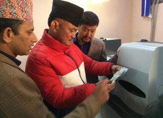 ८ लाखले अझै पाएनन स्मार्ट लाइसेन्स, छपाइ अनुगमनमा पुगे मन्त्री