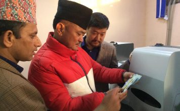 ८ लाखले अझै पाएनन स्मार्ट लाइसेन्स, छपाइ अनुगमनमा पुगे मन्त्री