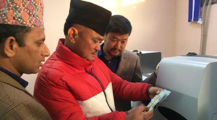 ८ लाखले अझै पाएनन स्मार्ट लाइसेन्स, छपाइ अनुगमनमा पुगे मन्त्री