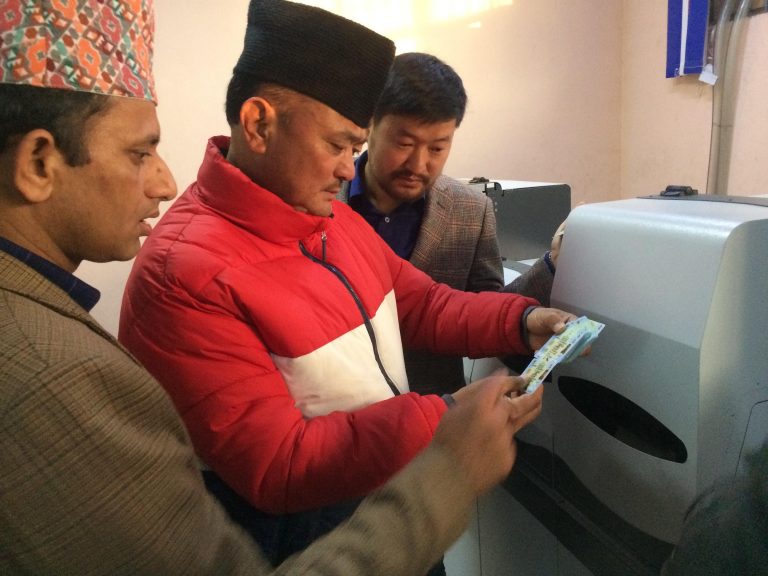 ८ लाखले अझै पाएनन स्मार्ट लाइसेन्स,  छपाइ अनुगमनमा पुगे मन्त्री