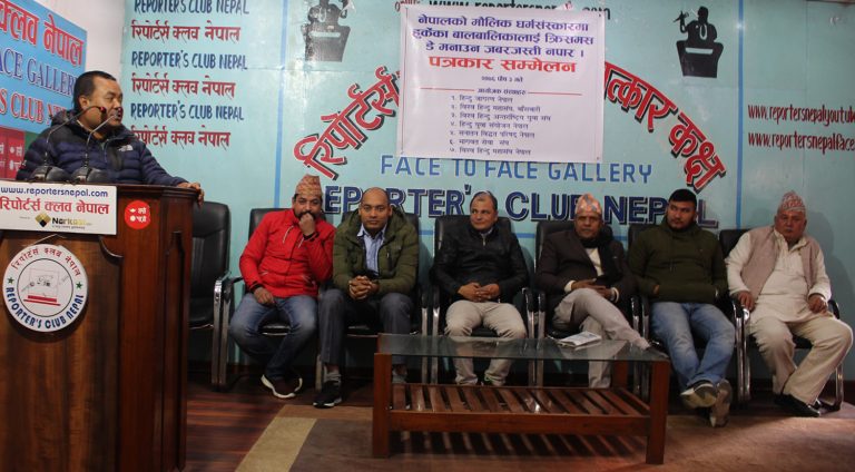 स्कुले विद्यार्थीलाई ‘क्रिसमस-टोपी’ लगाउन बाध्य पारिए प्रतिकार गर्ने चेतावनी