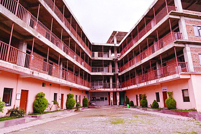 पैसाकै कारण जनमैत्रीमा आएका विद्यार्थीहरु फर्किनु पर्दैन्ः क्याम्पस प्रमुख ओझा