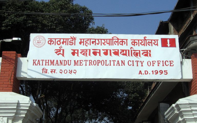 सडकमा गाडी रोकेर सामान बिक्री गर्दा ४५ हजार जरिवाना