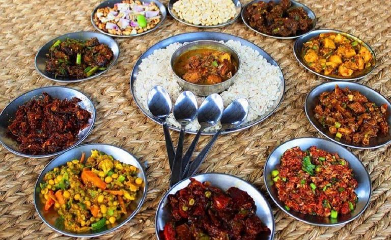 पर्यटकलाई सामूहिक नेवारी भोज खुवाईंदै