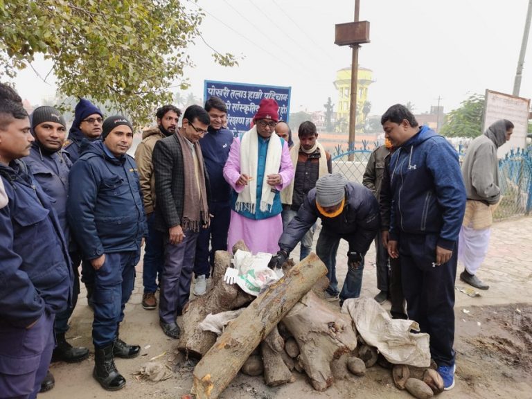 सितलहरबाट प्रभावितलाई धनुषा चेम्बरको दाउरा तथा कम्वल वितरण