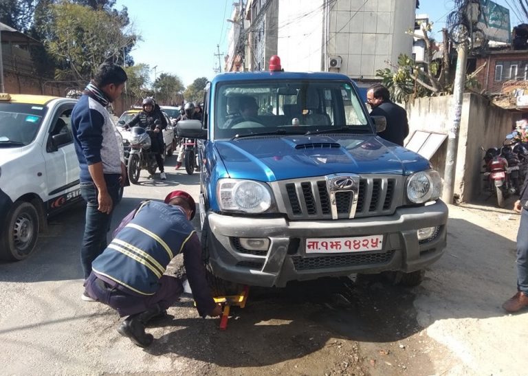 प्रहरीकै गाडी  ट्राफिक कारबाहीमा