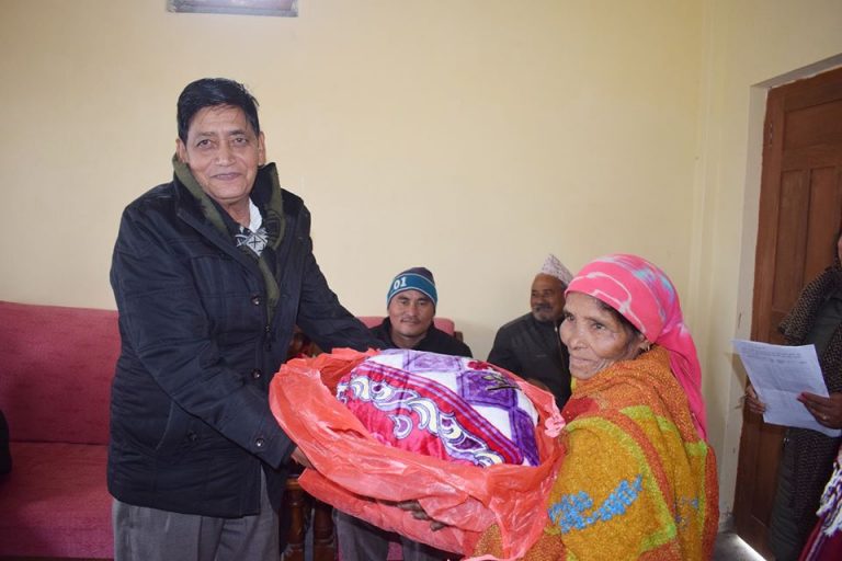 माहाकाली नगरपालिकाद्धारा विपन्नलाई न्यानो कपडा वितरण