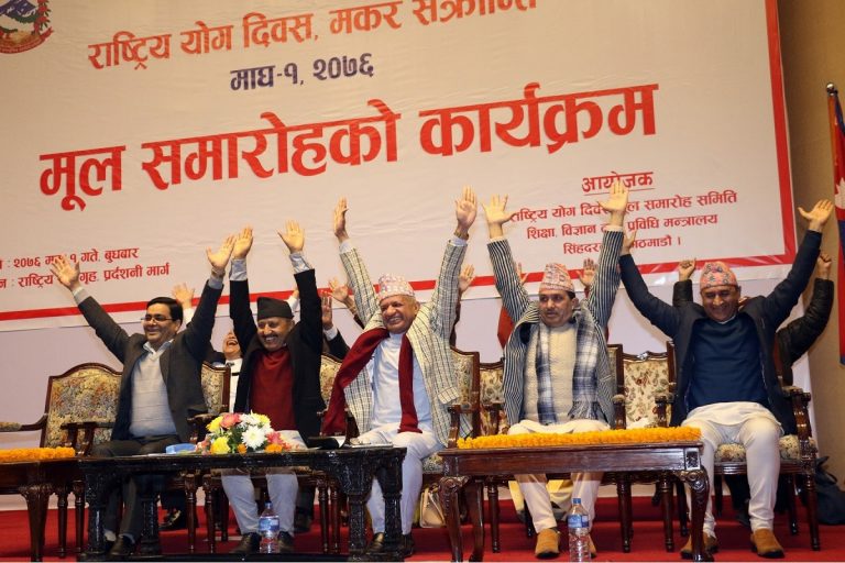 कुर्ची मै बसेर योग अभ्यास  (फोटोफिचर)