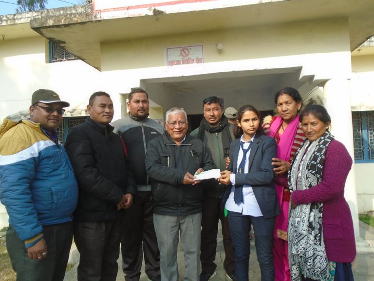 जेहेन्दार बिद्यार्थी कमलालाई वडा कार्यालयको सहयोग