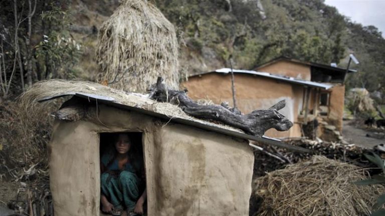 प्रहरी छाउगोठ भत्काउँदै, गाउँले बनाउँदै