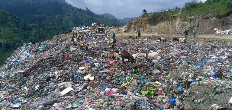 सुरक्षाकर्मी लगाएर खाली गराईयो काठमाडौंको फोहोर बोक्ने बाटो