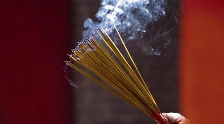 अगरबत्तीको धुँवा मानव स्वास्थ्यको लागि  फाइदा  कि बेफाइदा ?