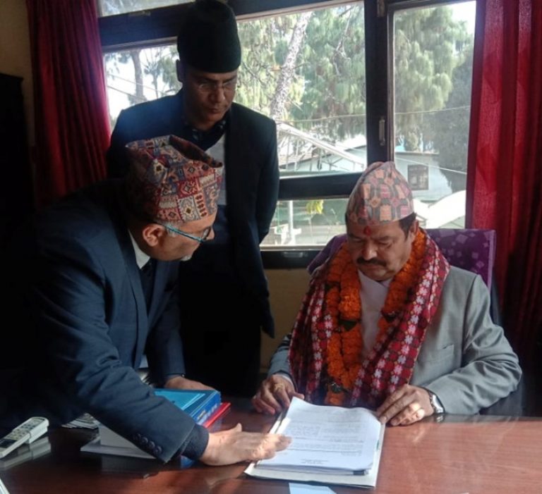 नवनियुक्त अध्यक्ष ढुंगानाले गरे पद बहाली, प्रतिस्पर्धीलाई मिलेर काम गर्न आग्रह