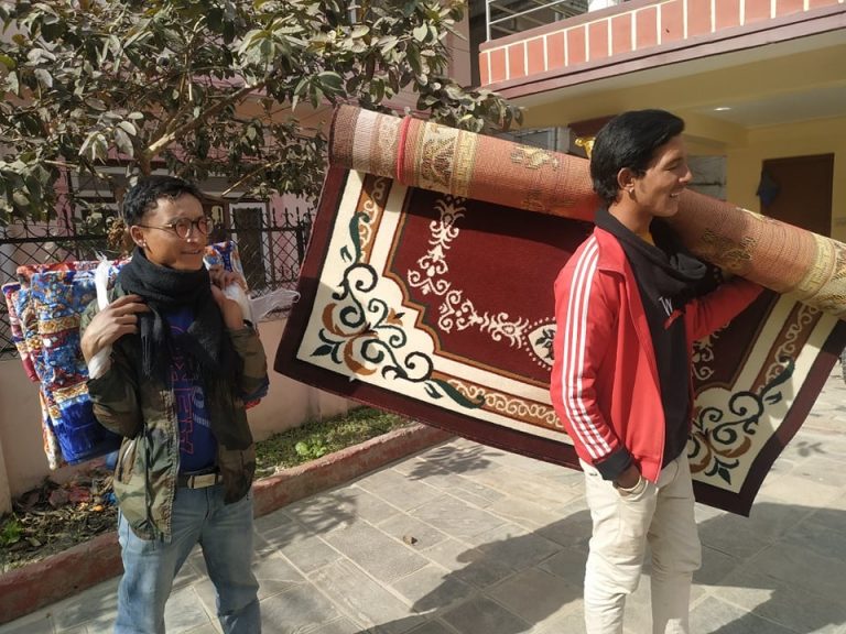 संघर्षको कथाः विदेश जाने पैसा जुटाउन गल्ली-गल्ली डुलेर गलैचा व्यापार