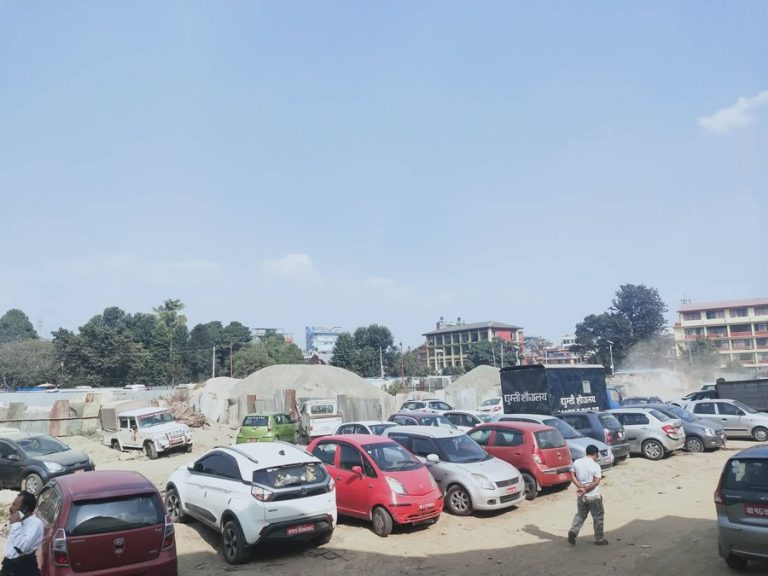 खुलामञ्चमा सवारी पार्किङ गर्न राेक
