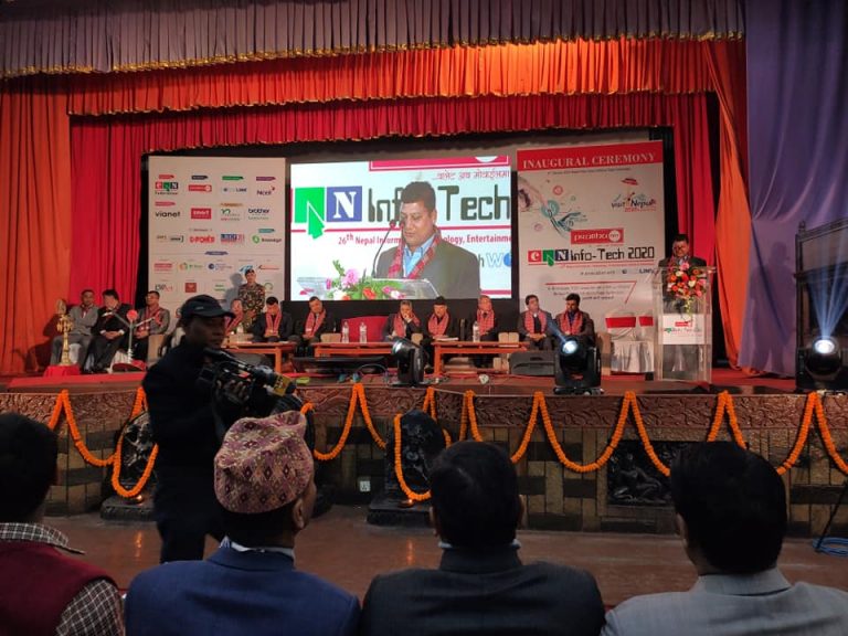 रोबोटमार्फत दीप प्रज्वलन गर्दै सूचना प्रविधिको कुम्भ मेला उद्घाटन