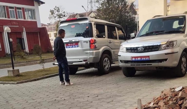 मन्त्री चढ्ने दुई वटा गाडीको नम्बर प्लेट एउटै !