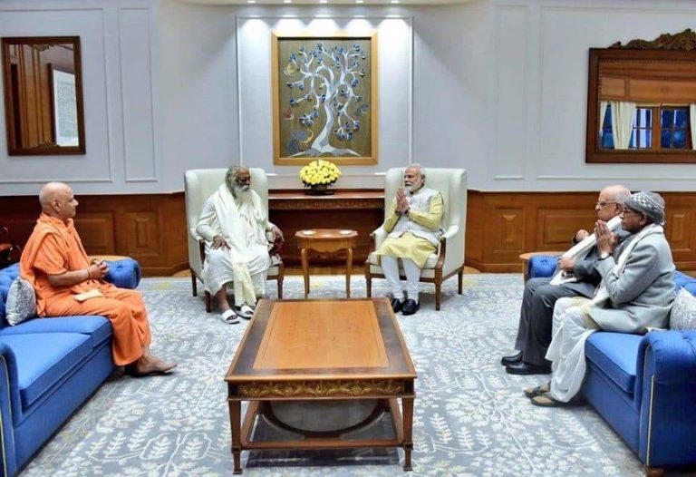 मोदी र नृत्यगोपाल दास महाराजबीच छलफल