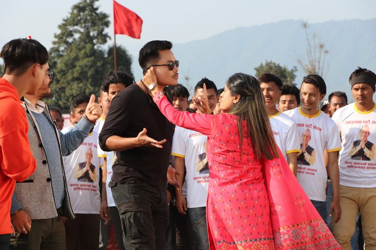 निर्माणाधिन रंगशालामा गुञ्जियो ‘सेन्टी भाइरस’ को प्रमोशनल गीत ‘पार्टी जिताइदे’ (फोटोफिचर)