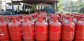 बालाजु औद्योगिक क्षेत्रको गेटबाट दैनिक ग्यास बाँडिने