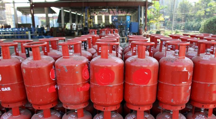 श्रीराम ग्यास उद्योगको गोदाममा छ हजार सिलिन्डर लुकाएको भेटिएपछि…
