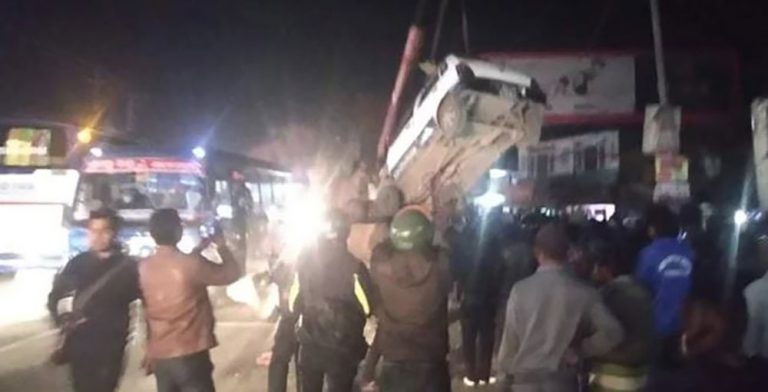 कलंकीमा ब्रेकफेल भएको ट्रकले ९ वटा सवारीलाई ठक्कर दिएपछि…