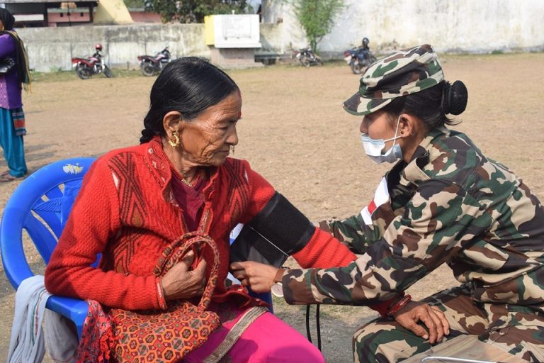 गरिबका लागि वरदान बन्यो नेपाली सेनाको निःशुल्क स्वास्थ्य शिविर