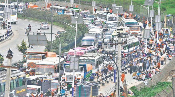 सार्वजनिक यातायातको भाडा बढ्यो, काठमाडौंमा ३५ रुपैयाँसम्म तिर्नुपर्ने (सूचीसहित)